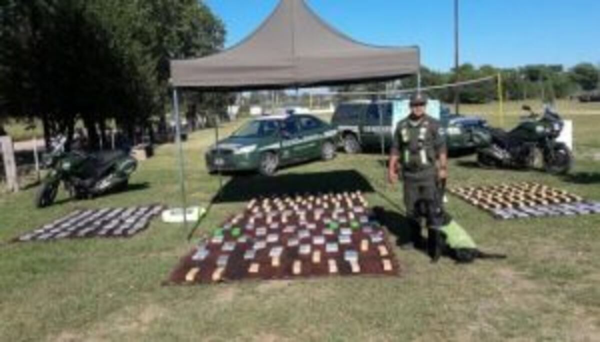 Gendarmeru00eda interceptu00f3 el vehu00edculo que transportaba droga.