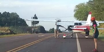 Una avioneta debió aterrizar en plena ruta por  un desperfecto mecánico en Eldorado