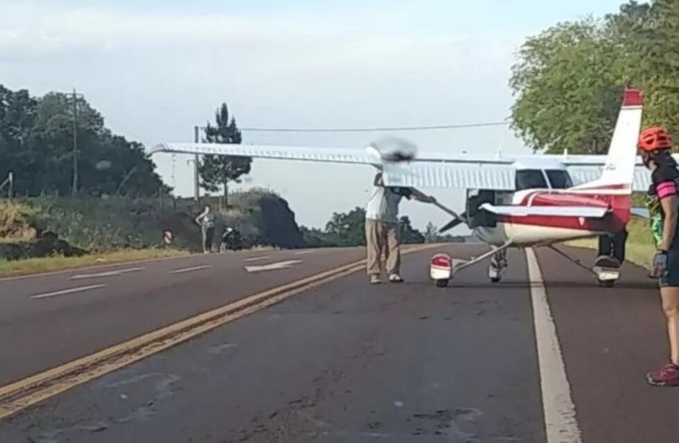 Una avioneta debió aterrizar en plena ruta 12 en Eldorado