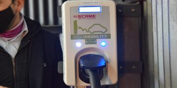 El cargador para vehículos eléctricos del Sistema Solar Inteligente 3.0. Este proyecto resultó ganador de los EcoPremios 2020. Gentileza Municipalidad de Godoy Cruz