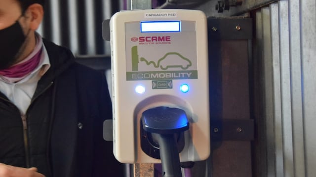 El cargador para vehículos eléctricos del Sistema Solar Inteligente 3.0. Este proyecto resultó ganador de los EcoPremios 2020. Gentileza Municipalidad de Godoy Cruz