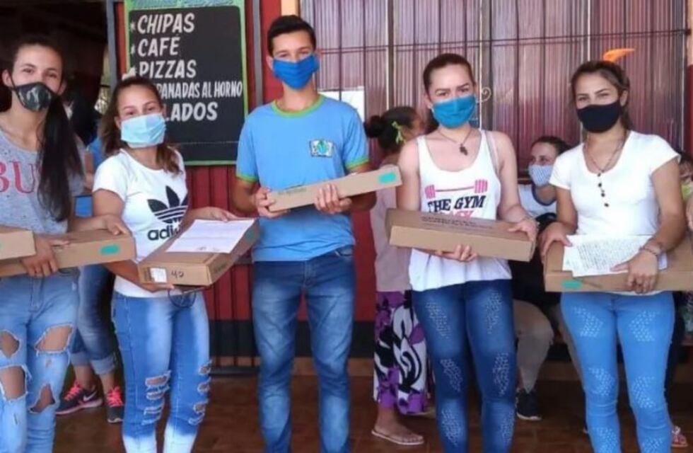 Entregaron netbooks a estudiantes del CEP 40 de Pozo Azul