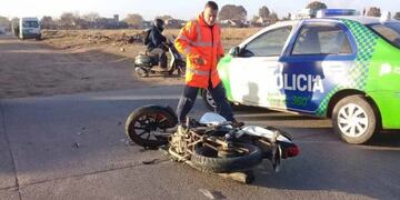 Fuerte choque entre un motociclista y un remís
