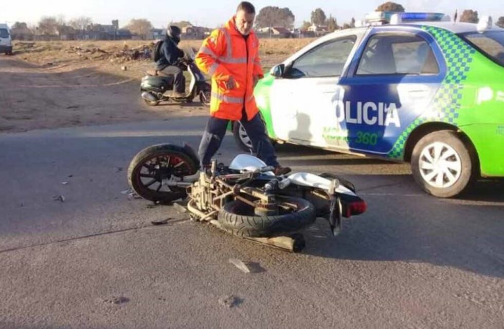 Fuerte choque entre un remís y un motociclista