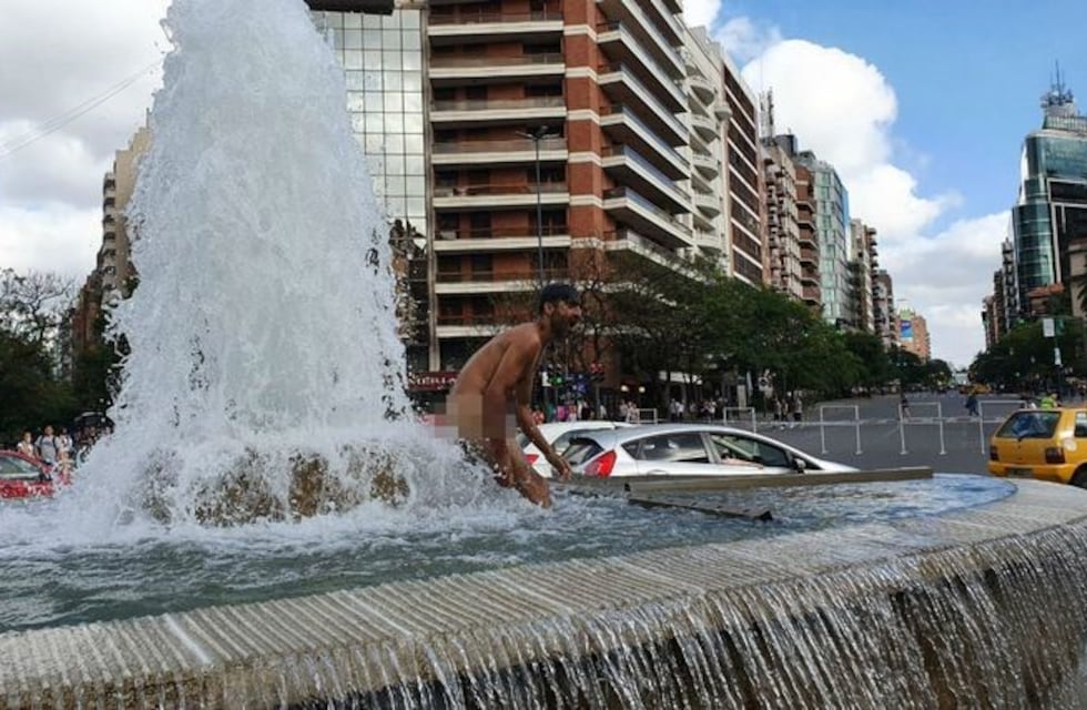 Sin "Perdón": Delitos Sexuales investiga al hombre que se bañó desnudo en la fuente
