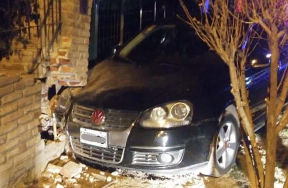 Se desmayó cuando iba conduciendo y chocó contra un nicho de gas