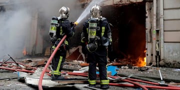 Firefighters extinguish a fire after the explosion of a bakery on the corner of the streets Saint-Cecile and Rue de Trevise in central Paris on January 12, 2019\u002E - A large explosion badly damaged a bakery in central Paris on January 12, injuring several people and smashing windows in surrounding buildings, police and AFP journalists at the scene said\u002E A fire broke out after the blast at around 9am (0800 GMT) in the busy 9th district of the city, which police suspect may have been caused by a gas leak\u002E (Photo by Thomas SAMSON / AFP)