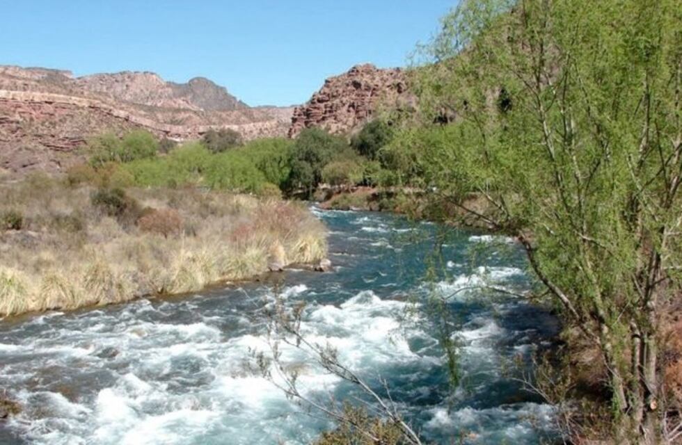 Recorrían Valle Grande y terminaron adentro del río Atuel con el auto