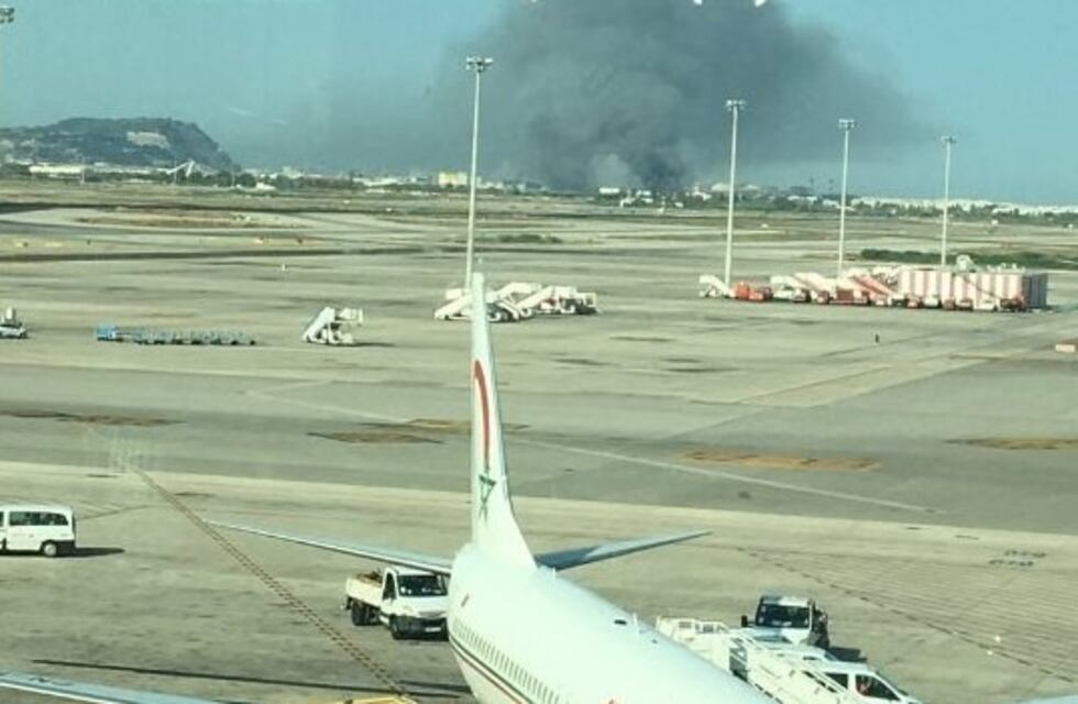 Un gran incendio se desató cerca del aeropuerto de Barcelona
