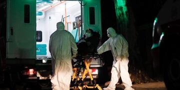 AME4570\u002E BUENOS AIRES (ARGENTINA), 21/04/2020\u002E- Personal medico traslada a un anciano que dio positivo por coronavirus hoy martes, luego de que se descubrieran 20 casos en un hogar de ancianos del barrio de Belgrano en la Ciudad de Buenos Aires\u002E Argentina confirmó este martes 112 nuevos casos del COVID-19, por lo que los positivos en el país alcanzan los 3\u002E144, mientras que 9 muertes en las últimas 24 horas elevaron el total de fallecidos a 151, informaron fuentes oficiales\u002E EFE/Juan Ignacio Roncoroni