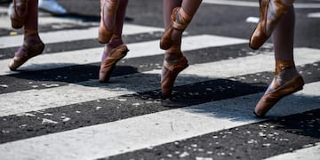 TOPSHOT - Members of Ardentia dance company, perform at Reforma Avenue, in Mexico City, on September 8, 2018, during an activity to get classical dance known outside classic theaters\u002E - THe performnace includes short choreography passages from Swan Lake, The Nutcracker and Don Quixote, among other famous representative pieces of the classical dance genre\u002E (Photo by RONALDO SCHEMIDT / AFP) mexico  compañía de danza Ardentia actividad para conocer la danza clasica fuera de los teatros clásicos bailarinas danza ballet