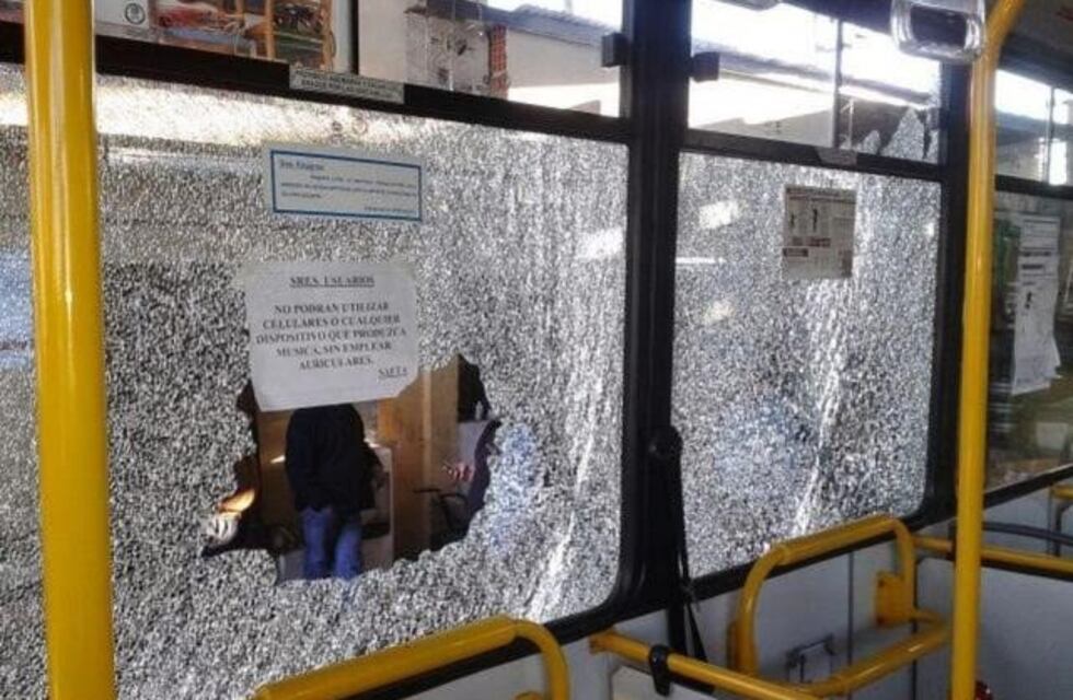 No lo dejaron subir ebrio y destrozó el colectivo a piedrazos