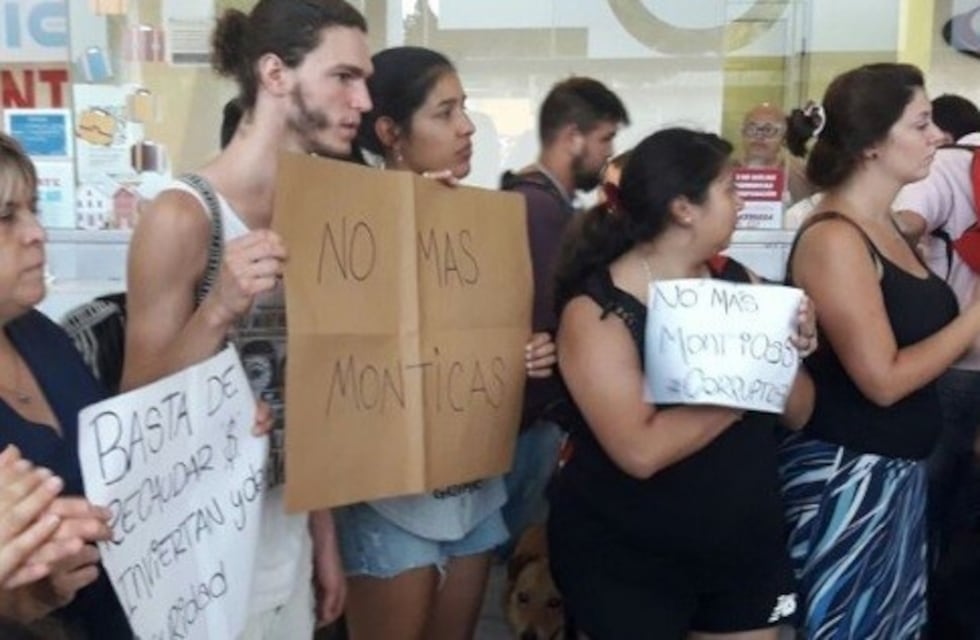 Cientos de rosarinos se manifestaron contra Monticas en la Terminal de Ómnibus