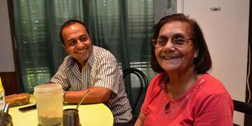 Claudio Migliorisi (42) hace todo lo que está a su alcance para que su madre no olvide\u002E (Foto: Gentileza Patricio Caneo/ Los Andes)