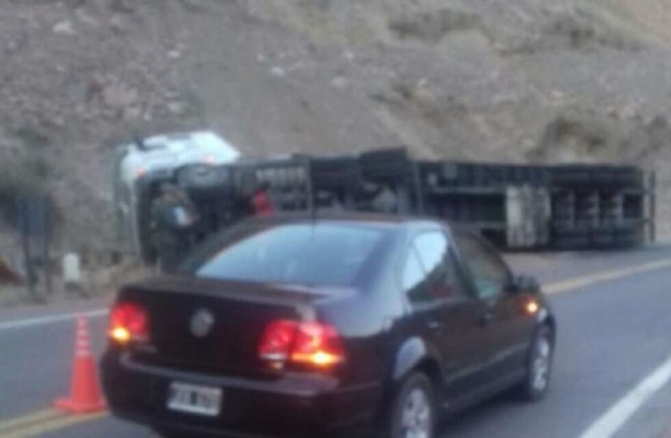 Volcó un camión en la ruta 7
