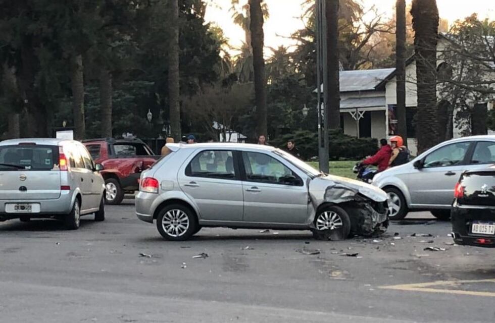 Fuerte choque entre dos autos en el Parque Independencia dejó una joven herida