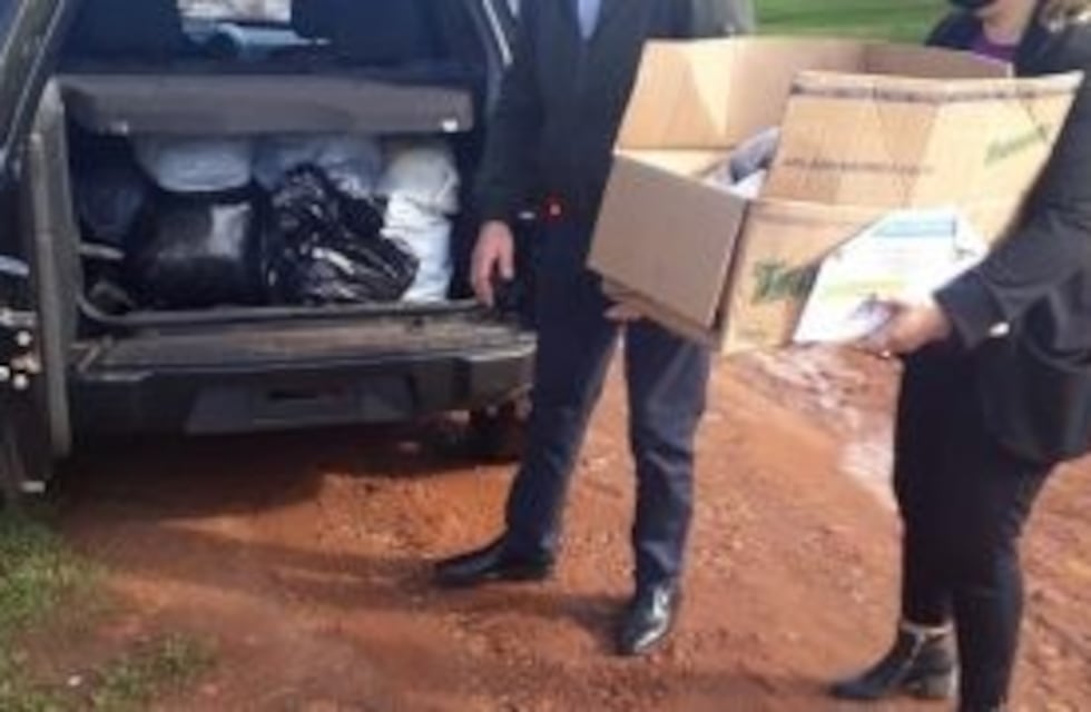 Alimentos, ropa y calzado entregados por la Policía Comunitaria en merenderos de Candelaria y Garupá