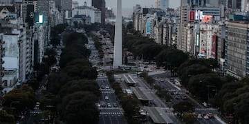 Vista aérea del Obelisco hoy, durante otra jornada de cuarentena a causa de la Covid-19, en Buenos Aires (Argentina) (Foto: EFE/ Juan Ignacio roncoroni)
