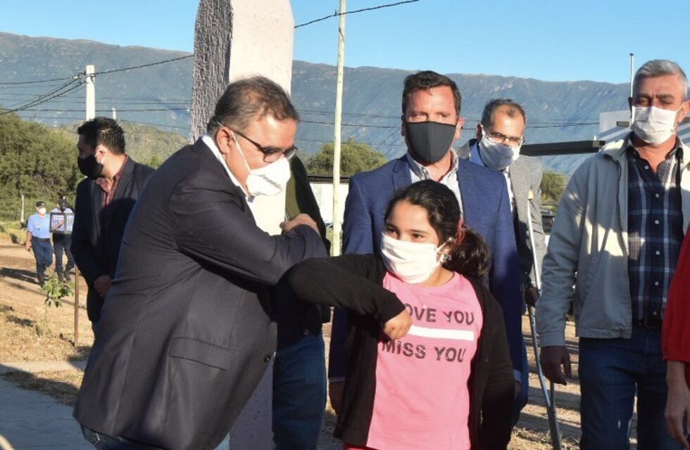 El gobernador Jalil entregó viviendas en Valle Viejo