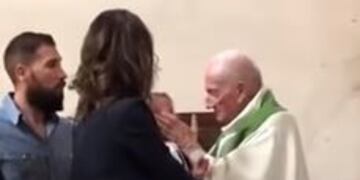 Un cura le paga a un bebé