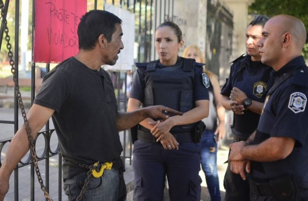 Denunció que su hija fue abusada y se encadenó en la Fiscalía de La Plata para que la Justicia actúe