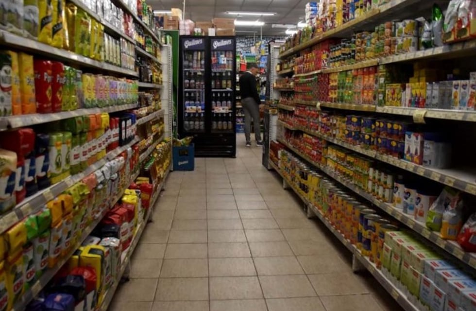 Insólito crimen en La Plata: un hombre robó un vino en caja mientras era acompañado por su loro