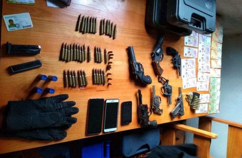 Secuestraron un arsenal de armas de guerra en el barrio Los Lapachos