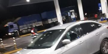 Atacaron a balazos al comisario Mariano Valdez, jefe de la delegación Santa Fe de la Policía Federal Argentina (PFA)\u002E (@radio2rosario)