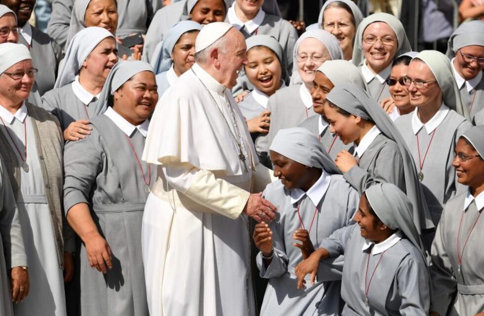 El papa Francisco evalúa permitir que las mujeres se ordenen como diaconisas