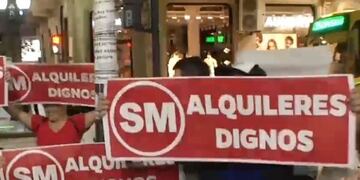 Los carteles fueron exhibidos este lunes a la noche frente a la Bolsa de Comercio\u002E (Telefé Rosario)