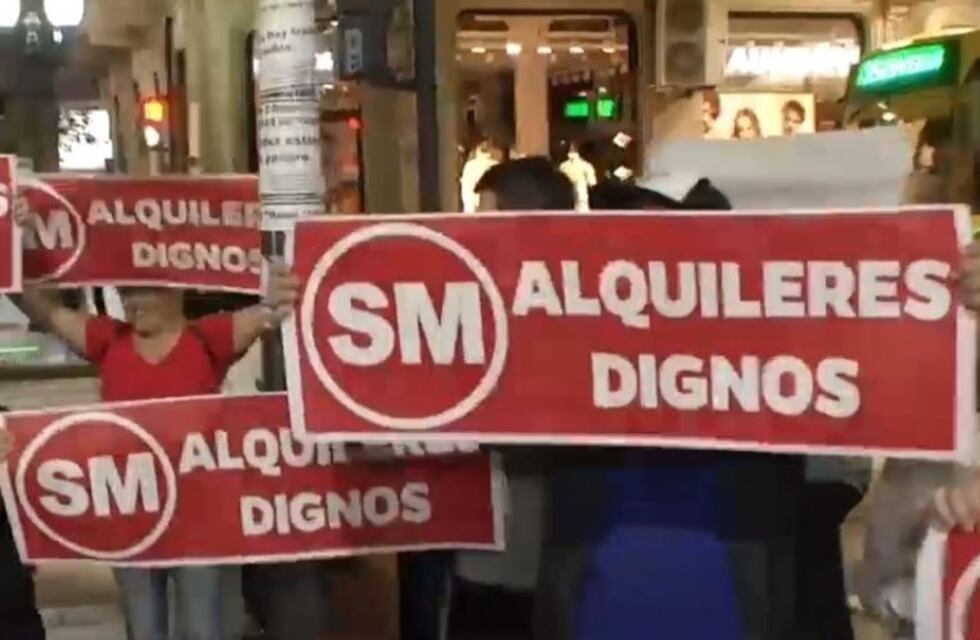 Inquilinos rosarinos hicieron un ruidazo en la peatonal a favor de la Ley de Alquileres