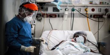 Atienden a un paciente con coronavirus en el Hospital El Cruce en Florencio Varela\u002E (EFE)