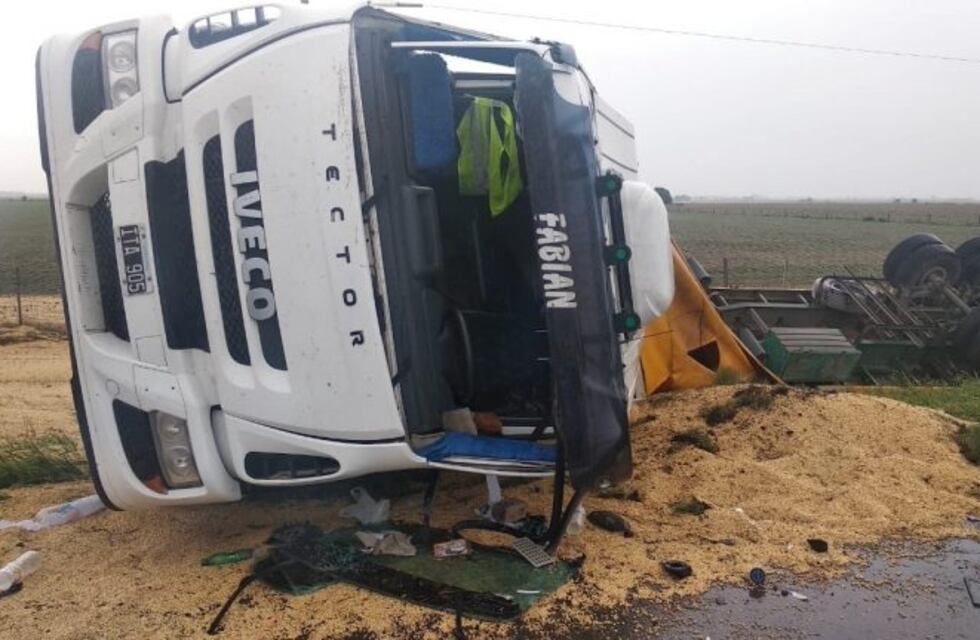 La lluvia y un desperfecto mecánico hicieron volcar a camión con tres ocupantes