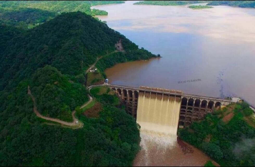 Una camioneta quedó al borde del precipicio en el Dique Escaba
