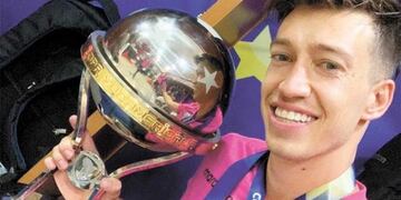 Richard Schunke con la copa Sudamericana