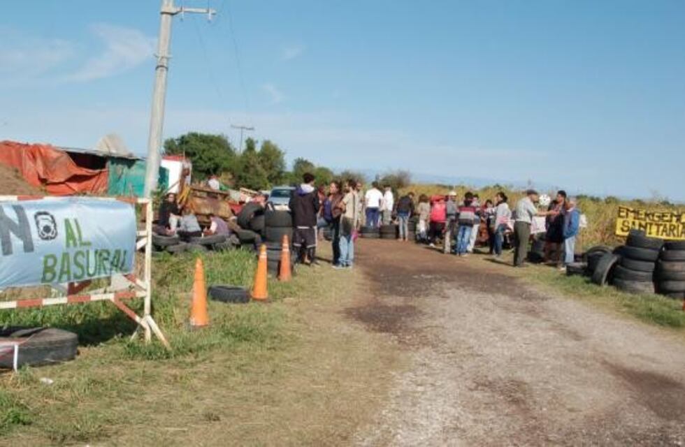Vecinos acampan contra el vertedero de basura en Villa Santa Ana