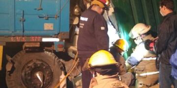 Lo bomberos de Oliveros debieron trabajar durante varias horas para liberar al chofer que finalmente estaba fallecido\u002E (Info Más)