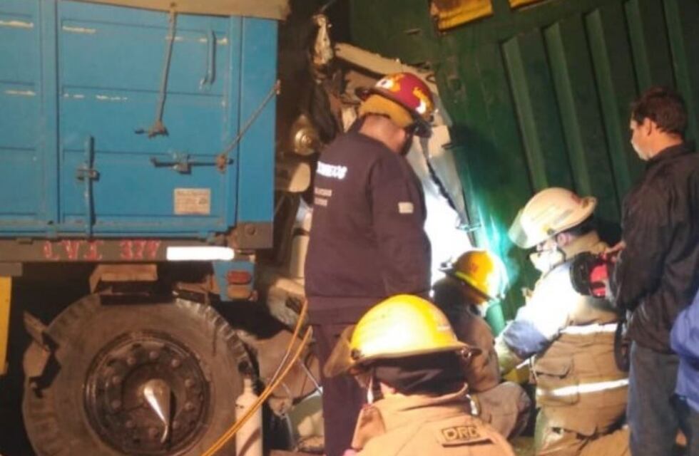 Murió un chofer luego de impactar una fila de camiones que aguardaban descargar