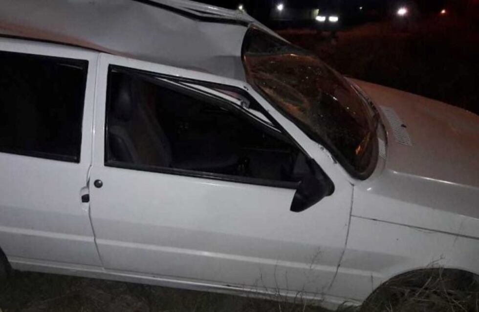 La cubierta le jugó una mala pasada y terminó volcando