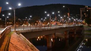 Puente Cassaffousth de noche en Villa Carlos Paz\u002E (Foto: Next Noticias)\u002E