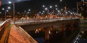 Puente Cassaffousth de noche en Villa Carlos Paz\u002E (Foto: Next Noticias)\u002E