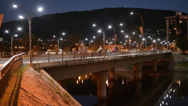 Puente Cassaffousth de noche en Villa Carlos Paz\u002E (Foto: Next Noticias)\u002E