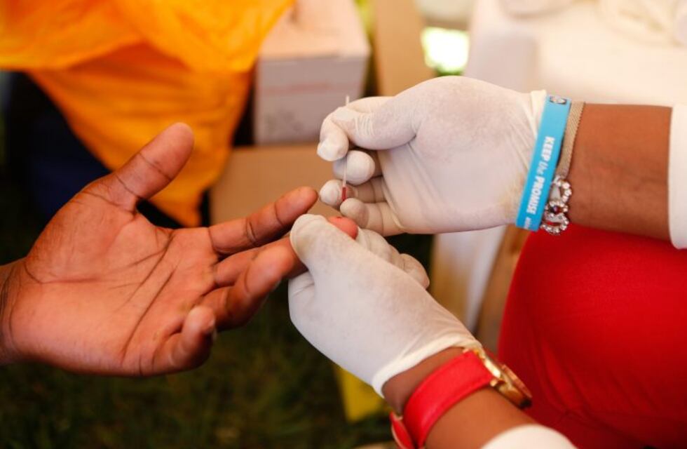 Advierten que los pacientes con VIH, hepatitis y tuberculosis están en riesgo por el ajuste