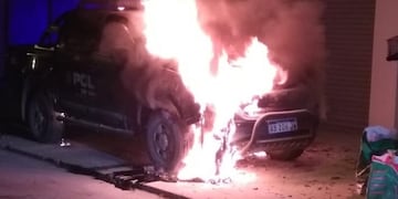 Cámara de seguridad muestra el momento exacto en que es prendida fuego la camioneta policial frente a la Comisaría 24° en Granadero Baigorria,