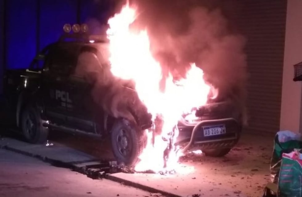 ¿Ataque narco? Investigan el incendio de una camioneta policial y la balacera a un corralón municipal