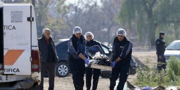 Policía Científica trabajó sobre el cuerpo para preservarlo e identificarlo\u002E