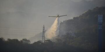 Un centenar de bomberos y cuatro hidroaviones trabajaron a destajo en La Calera\u002E