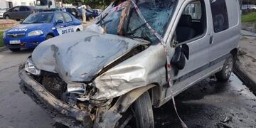 Así quedó el vehículo tras impactar contra un auto, dos postes y un padre y su hijito en barrio Patricios Oeste\u002E (El Doce TV)