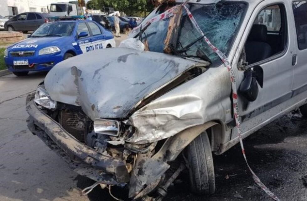 Chocó dos postes, un auto y atropelló a un padre y su hijito en barrio Patricios