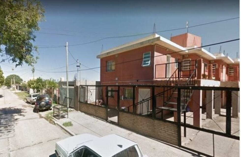 Una adolescente y un bebé de dos años cayeron de un primer piso en la capital puntana